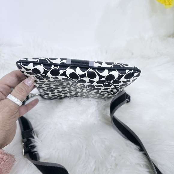 Coach Heritage Signature Swing Pack Bag Crossbody - Picture 9 of 11